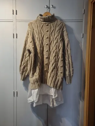 Vestido beige de punto con cuello alto