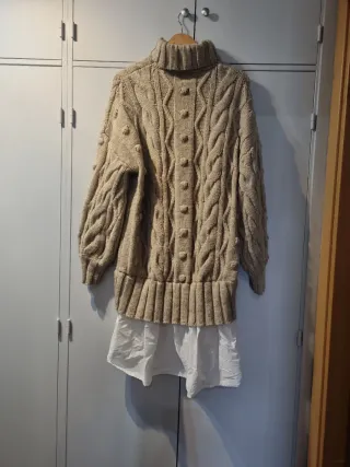 Vestido beige de punto con cuello alto