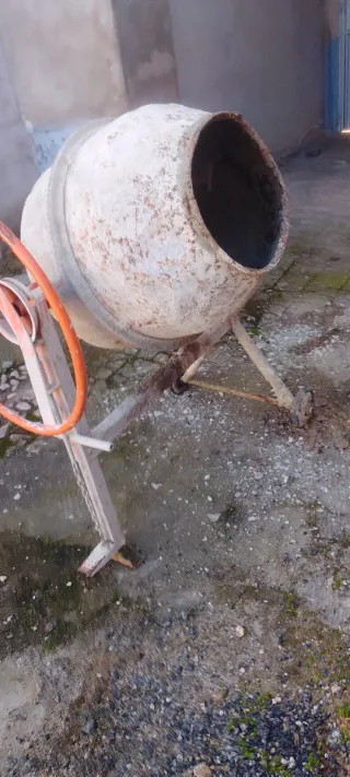 Hormigonera pequeña en buen estado