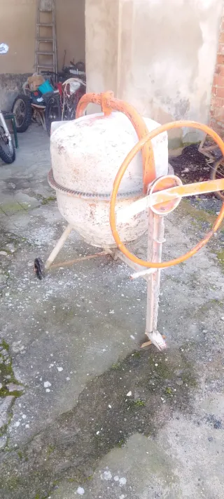 Hormigonera pequeña en buen estado