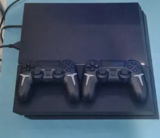 PS4 (PlayStation 4) Negra + 2 Mandos