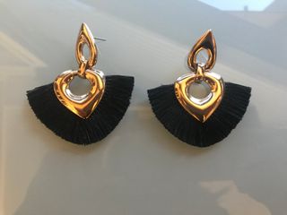 Pendientes dorados Stradivarius con flecos negros