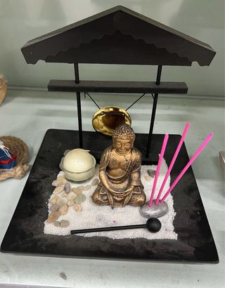 Statua Buddha Zen con Gong e Incensi