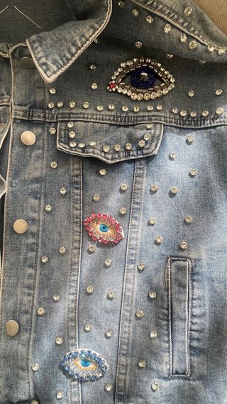 Cazadora vaquera oversize con strass