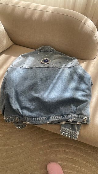 Cazadora vaquera oversize con strass