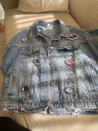 Cazadora vaquera oversize con strass
