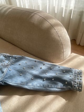 Cazadora vaquera oversize con strass