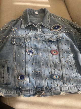 Cazadora vaquera oversize con strass