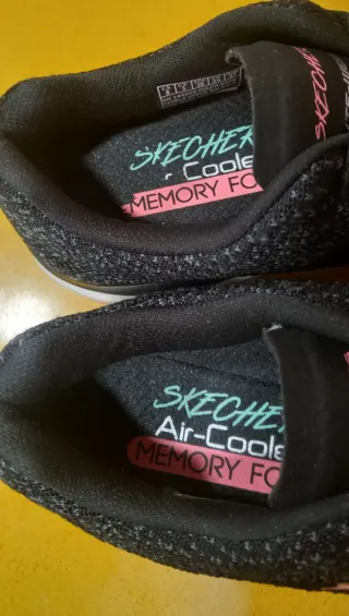 Zapatillas Skechers Negras y Rosas