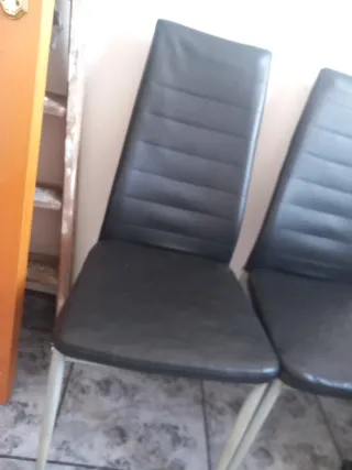 Juego de 3 sillas negras dadas de uso un poco