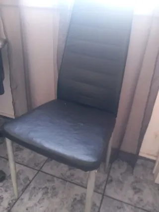 Juego de 3 sillas negras dadas de uso un poco