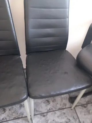 Juego de 3 sillas negras dadas de uso un poco