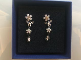 Pendientes pedrería flor y lágrima
