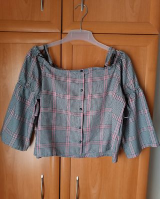 Blusa cuello barco con tirantes