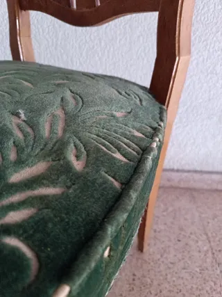 Silla de madera con asiento de terciopelo