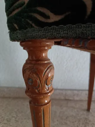 Silla de madera con asiento de terciopelo