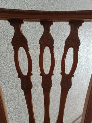 Silla de madera con asiento de terciopelo