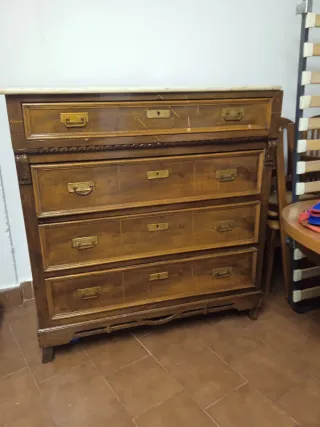 Cómoda antigua de madera con mármol