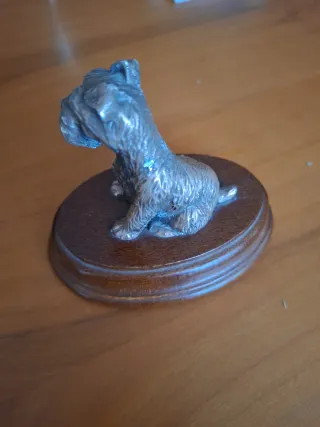 Figura perro Schnauzer base madera