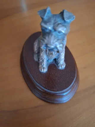 Figura perro Schnauzer base madera