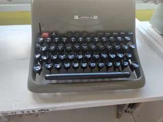 Máquina de escribir Olivetti Lexicon 80