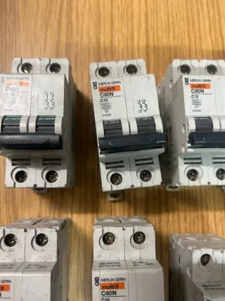 Merlin Gerin AUTOMÁTICOS Y DIFERENCIALES