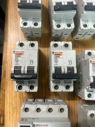 Merlin Gerin AUTOMÁTICOS Y DIFERENCIALES