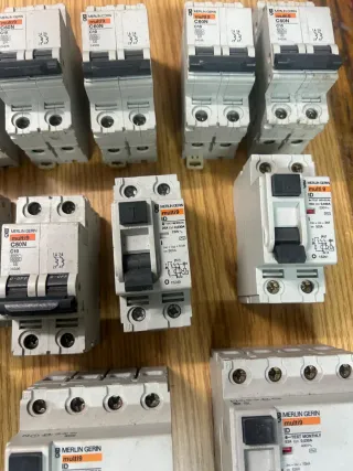 Merlin Gerin AUTOMÁTICOS Y DIFERENCIALES