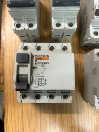 Merlin Gerin AUTOMÁTICOS Y DIFERENCIALES