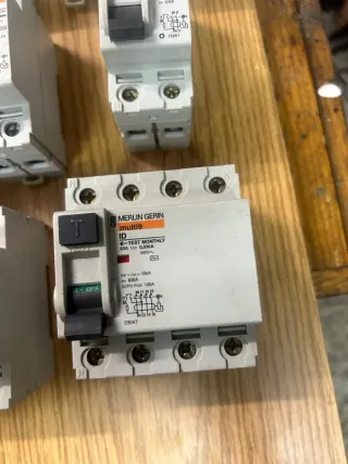 Merlin Gerin AUTOMÁTICOS Y DIFERENCIALES