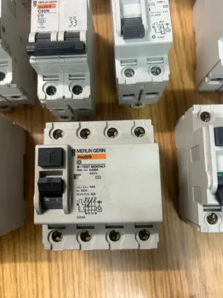 Merlin Gerin AUTOMÁTICOS Y DIFERENCIALES