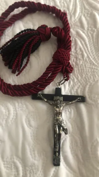 Crucifijo de plata con cordón.