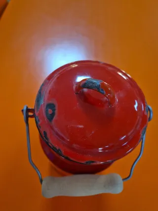 Lechera antigua roja