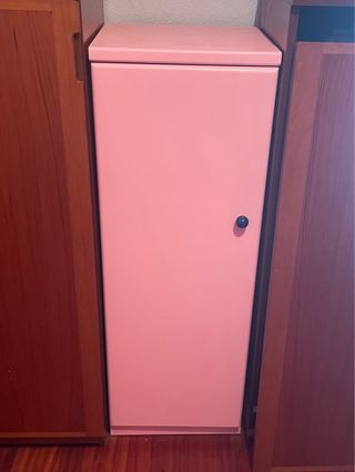 Armario rosa con puerta y pomo
