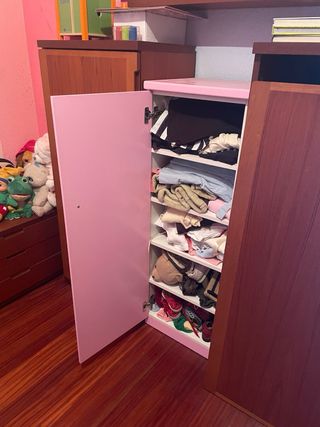 Armario rosa con puerta y pomo