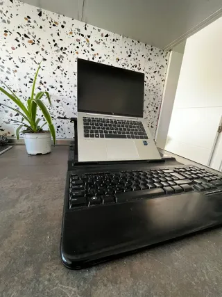 Teclado Logitech con soporte portátil