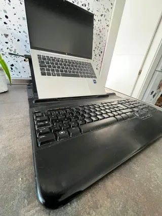 Teclado Logitech con soporte portátil