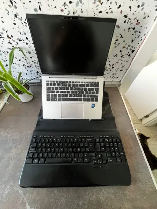 Teclado Logitech con soporte portátil