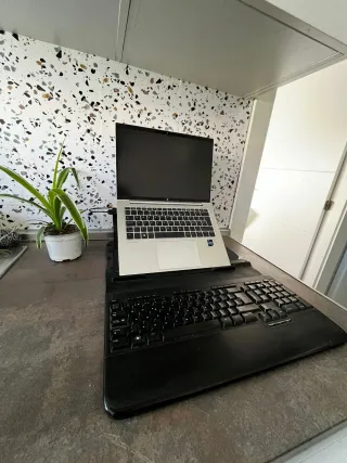 Teclado Logitech con soporte portátil