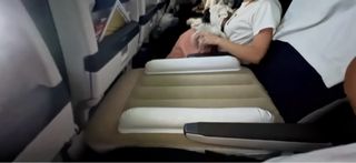 Cama hinchable avión bebé