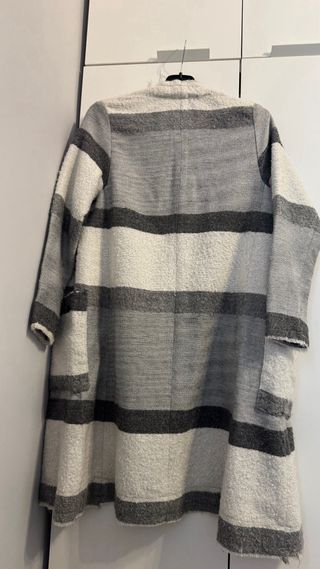 Abrigo largo de paño a rayas con bolsillos