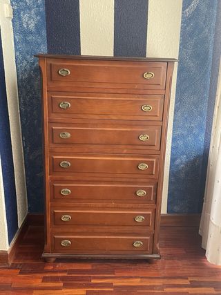 Armario de madera marrón