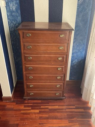 Armario de madera marrón