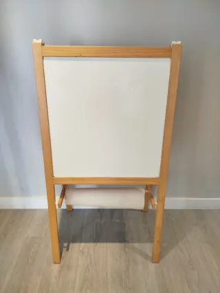 Pizarra infantil de madera con rollo de papel
