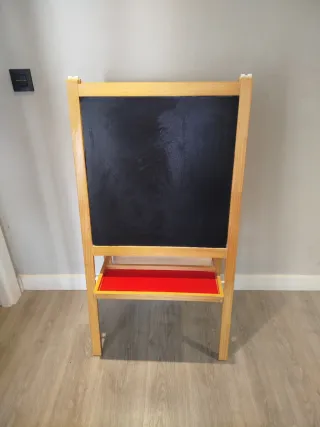 Pizarra infantil de madera con rollo de papel