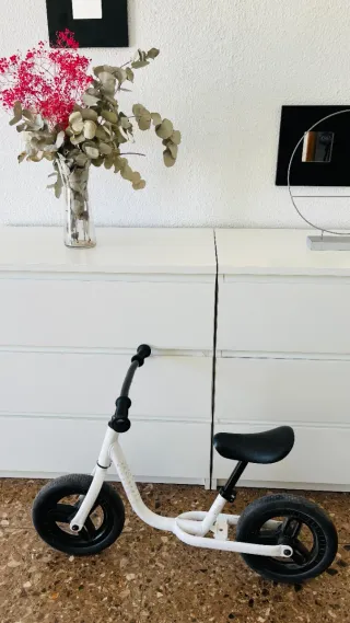 Bicicleta sin pedales blanca