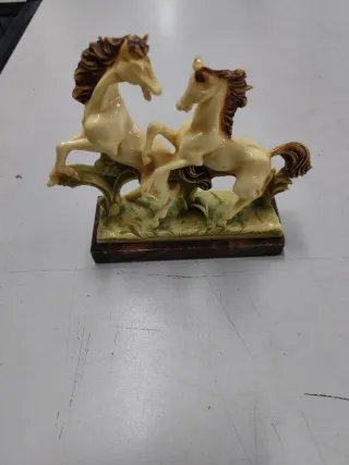 Figura de dos caballos decorativa