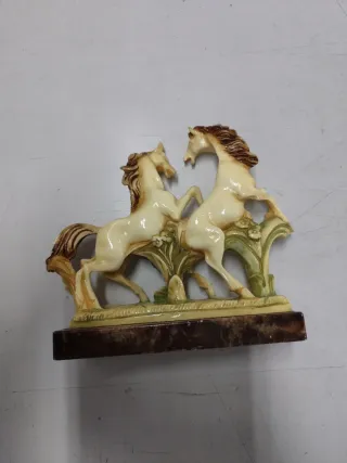 Figura de dos caballos decorativa