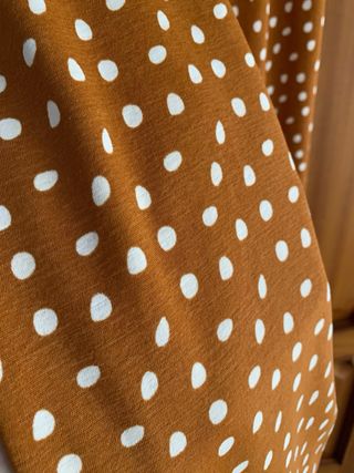 Mono lunares naranja y blanco