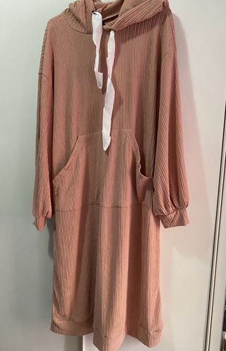 Vestido largo con capucha y bolsillos